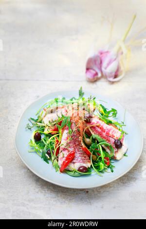 Chaud rouge mulet, câpres, olive et salade d'ail Banque D'Images