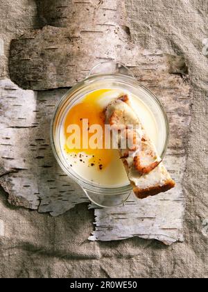 Œuf coddled avec un doigt de pain grillé et des crevettes brunes Banque D'Images