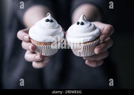 Personne tenant cupcakes halloween Banque D'Images