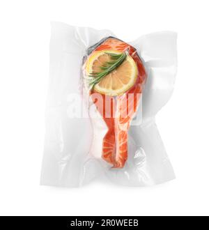 Saumon avec citron dans un sac sous vide sur fond blanc, vue du dessus Banque D'Images