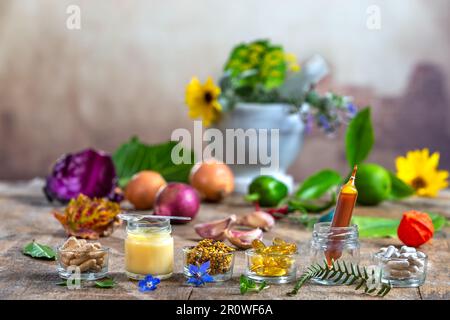 Diverses capsules dans de petits bols, gelée royale et pollen de fleur Banque D'Images