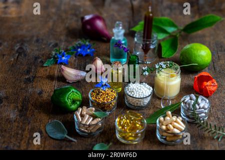 Compléments alimentaires, granulés homéopathiques et huiles essentielles Banque D'Images