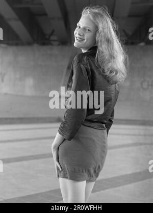 jeune femme blonde fine et très naturelle poses pour portrait sous un passage souterrain 1990s portsmouth angleterre royaume-uni Banque D'Images