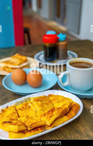 Petit déjeuner traditionnel, café, œufs durs et toasts, populaire à Singapour et en Malaisie Banque D'Images