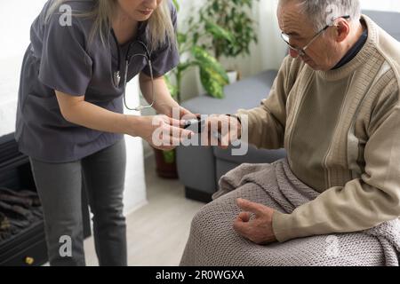 Mesure du niveau d'oxygène et de la fréquence de pouls à l'aide d'un oxymètre de pouls portable - un homme surveille sa santé Banque D'Images