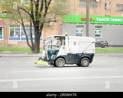 Moscou, Russie - 3 mai 2019 : balais de machine de nettoyage de rue dans la rue Banque D'Images