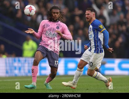 Brighton et Hove, Angleterre, 8th mai 2023. Alex Iwhi d'Everton et Alexis Mac Allister de Brighton et Hove Albion défi pour le ballon lors du match de la Premier League au stade AMEX, Brighton et Hove. Le crédit photo devrait se lire: Paul Terry / Sportimage Banque D'Images