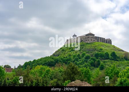 Château de Sumeg sur la colline en Hongrie printemps avec des arbres verts . Banque D'Images