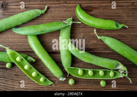 Peu de petits pois verts sur fond noir Banque D'Images