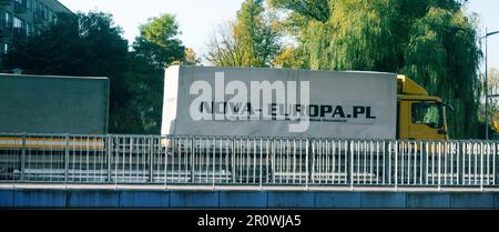 Minsk Mazowiecki, Pologne - 14 octobre 2019 : camion polonais sur l'autoroute Banque D'Images