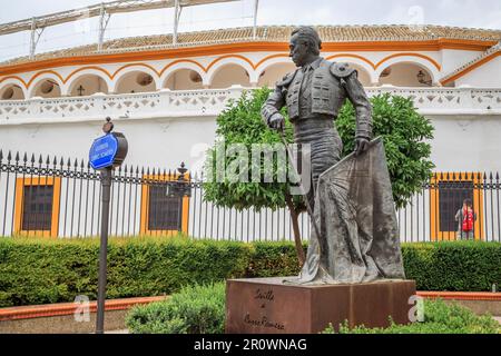 SÉVILLE, ESPAGNE - 21 MAI 2017 : c'est le monument de l'arènes Curro Romero à l'arène Plaza de Toros de Maestranza. Banque D'Images