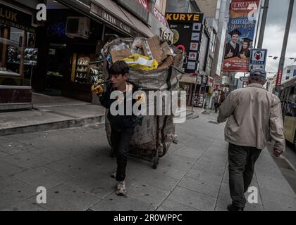 9 mai 2023: Un jeune homme porte les sacs à ordures dans le centre d'Istanbul (Credit image: © Sadak Souici/ZUMA Press Wire) USAGE ÉDITORIAL SEULEMENT! Non destiné À un usage commercial ! Banque D'Images