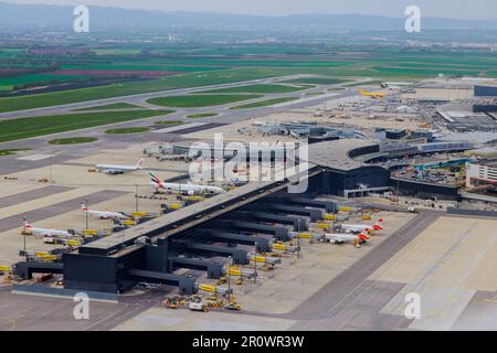 MAI 27 2023 Vienne Autriche. Vue aérienne du parking et du terminal de l'aéroport international de vie Banque D'Images