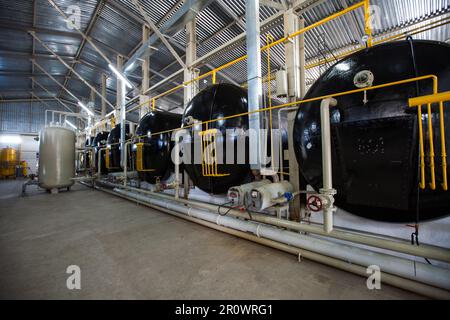 Province de Jambyl, Kazakhstan - 24 avril 2012 : usine moderne de biogaz. Réacteurs et fours à réservoir de gaz. Banque D'Images