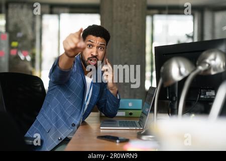 Portrait d'un jeune homme en colère au bureau. Banque D'Images