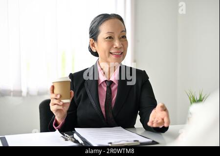 Souriante et amicale, une femme d'affaires asiatique ou une femme recruteuse interviewer un candidat dans le bureau. Concept de recrutement d'emplois Banque D'Images