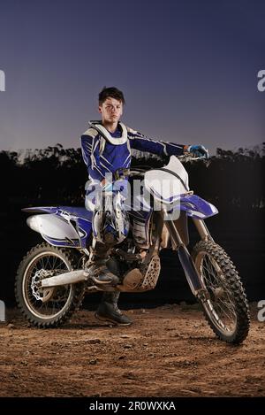 Prêt à tout affronter. Portrait d'un jeune motocross qui pose sur son vélo. Banque D'Images