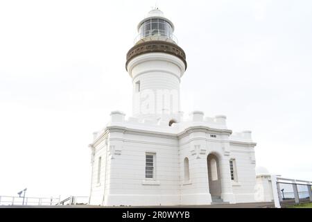 Byron Bay Light House construite en 1901 : vue imprenable depuis la falaise, papier peint HD Banque D'Images