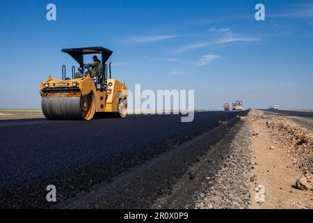 Province de Kyzylorda, Kazakhstan, 29 avril 2012 : le compacteur d'asphalte Caterpillar aplatit l'asphalte. Construction de l'autoroute Europe occidentale-Chine occidentale Banque D'Images