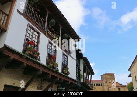 Maisons historiques à l'architecture romane 12th siècle Église de la Colegiata au loin Santillana del Mar Cantabria Espagne Banque D'Images