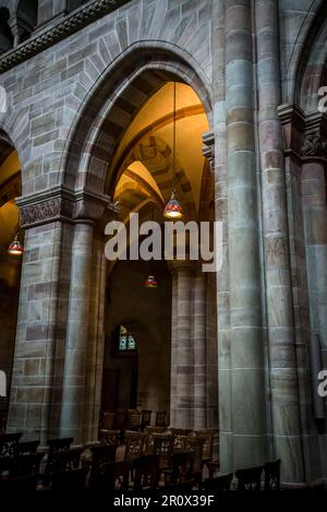 Basel Minster, à l'origine une cathédrale catholique et aujourd'hui une église protestante réformée. La cathédrale originale a été construite entre 1019 et 1500 en romain Banque D'Images