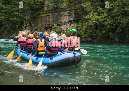 Groupe de personnes rafting en canot en caoutchouc sur une rivière Banque D'Images