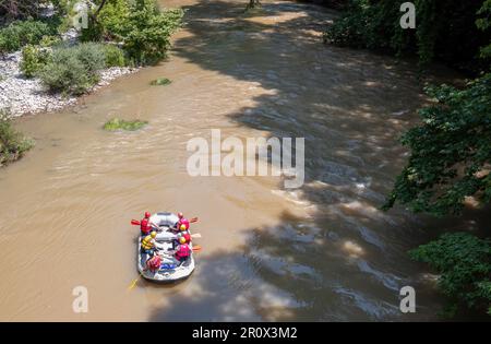 Rafting en Grèce vue d'en haut. Personnes en équipement de sécurité sur un radeau, Pineios River Brown Water, Vale de Tampi, Thessalie Banque D'Images