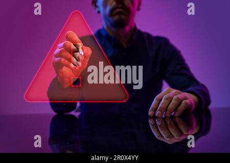 Symbole de danger numérique, holographique, de couleur néon. Développement de services en ligne utilisables, de logiciels accessibles et pratiques Banque D'Images