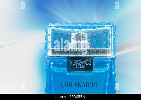 Pologne, Varsovie - 10 mai 2023 : parfum, Versace pour hommes. Une bouteille de parfum Versace pour hommes sur fond bleu. Versace est une mode de luxe italienne Banque D'Images