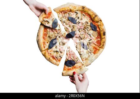 Les gens prennent une pizza fraîchement cuite. Isolé sur fond blanc. Banque D'Images