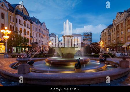 Place de la victoire avec la fontaine de poisson à l'heure bleue. Photo prise le 18th avril 2023, dans l'une des capitales européennes de la culture, Timisoara, Timi Banque D'Images