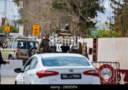 Djerba, Tunisie. 10 mai 2023: Djerba, Tunisie.10 mai 2023. La police tunisienne regarde la région près de la synagogue de Ghriba après une fusillade meurtrière qui a eu lieu mardi au sanctuaire de l'île tunisienne de Djerba. Un policier tunisien a abattu deux officiers et deux visiteurs lors d'un pèlerinage juif annuel dans l'ancienne synagogue de l'île tunisienne de Djerba. Crédit : ZUMA Press, Inc./Alay Live News Banque D'Images