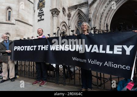 Londres, Royaume-Uni. 10 mai 2023. Les partisans du Dr Andrew Boswell aux cours royales de justice de Londres, alors qu'il lance une contestation judiciaire pour proposer de nouvelles sections de la route de A47 à Norfolk qui, selon lui, n'ont pas été évaluées pour leurs émissions cumulées de carbone. Il soutient que le système de planification britannique ne parvient pas à protéger la nature et à prévenir le changement climatique. Crédit : Ron Fassbender/Alamy Live News Banque D'Images