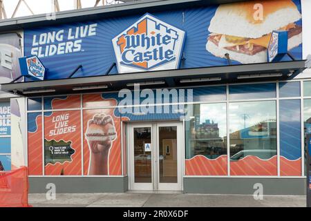 L'extérieur d'un grand Hamburger Whhite Castle sur Stillwell Avenue à un pâté de maisons de la promenade de Coney Island, Brooklyn, New York. Banque D'Images