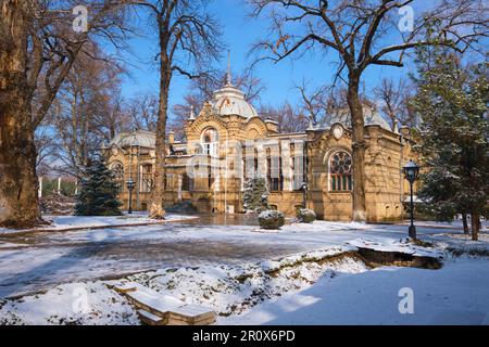 Vue sur le Tzariste, la famille Romanov de l'époque russe, le Palais du Grand-Duc Nicholas Constantinovich manson. Juste après une tempête d'hiver gauche un feu , blanc Banque D'Images