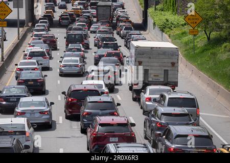 Un bourrage de circulation entre pare-chocs et pare-chocs sur la Brooklyn Queens Expressway en direction de l'ouest le dimanche matin. À Williamsburg, Brooklyn, New York. Banque D'Images