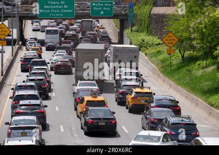 Un bourrage de circulation entre pare-chocs et pare-chocs sur la Brooklyn Queens Expressway en direction de l'ouest le dimanche matin. À Williamsburg, Brooklyn, New York. Banque D'Images