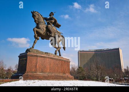 Vue sur la grande statue de cheval et de leader au milieu du parc de la place Amir Temur. L'hôtel Ouzbékistan en arrière-plan. Juste après une tempête d'hiver Banque D'Images