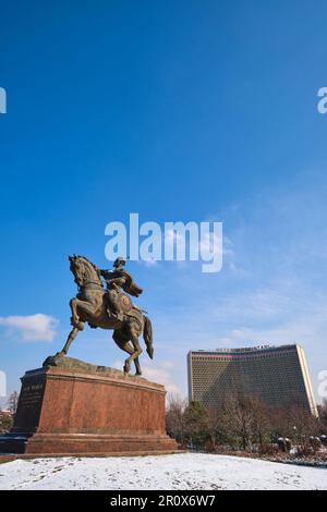 Vue sur la grande statue de cheval et de leader au milieu du parc de la place Amir Temur. L'hôtel Ouzbékistan en arrière-plan. Juste après une tempête d'hiver Banque D'Images