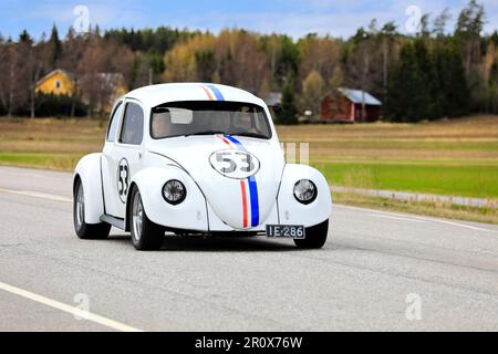 Herbie The Love Bug Volkswagen Beetle, 1965 ans, Volkswagen Type 1, conduite le long de l'autoroute 110 lors d'un événement de croisière de mai. Salo, Finlande. 1 mai 2023. Banque D'Images