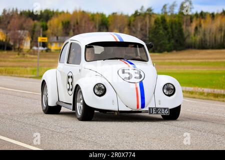 Herbie The Love Bug Volkswagen Beetle, 1965 ans, Volkswagen Type 1, conduite le long de l'autoroute 110 lors d'un événement de croisière de mai. Salo, Finlande. 1 mai 2023. Banque D'Images