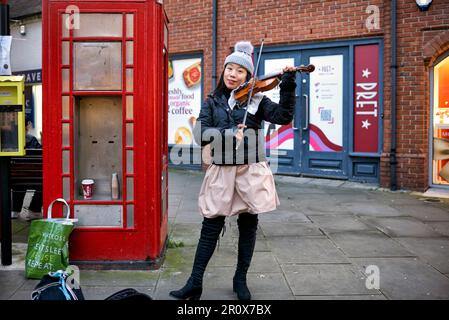 Femme chinoise musicienne de rue ou bussker jouant le violon à Stratford-upon-Avon, en Angleterre. ROYAUME-UNI Banque D'Images