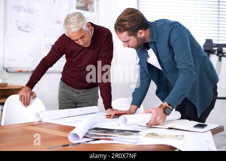 Deux architectes sont mieux qu'un. deux architectes masculins travaillent ensemble dans leur bureau. Banque D'Images