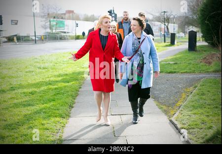 La députée travailliste Louise Haigh (à gauche) marche avec la députée travailliste Catherine McKinnell à Newcastle upon Tyne. Banque D'Images