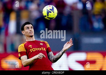 Roger Ibanez d'AS Roma contrôle le ballon pendant la série Un match entre Roma et FC Internazionale au Stadio Olimpico, Rome, Italie, le 6 mai 2023. Photo de Giuseppe Maffia. Banque D'Images