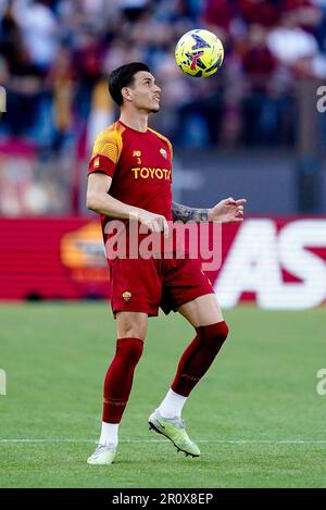 Roger Ibanez d'AS Roma contrôle le ballon pendant la série Un match entre Roma et FC Internazionale au Stadio Olimpico, Rome, Italie, le 6 mai 2023. Photo de Giuseppe Maffia. Banque D'Images