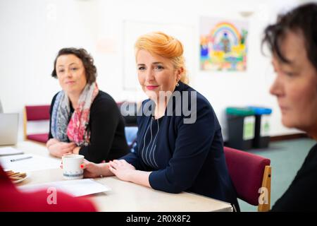 La députée travailliste Louise Haigh (au centre) et la députée travailliste Catherine McKinnell lors d'une réunion sur les questions de transport local avec les résidents locaux qui ont subi des problèmes de transport Banque D'Images