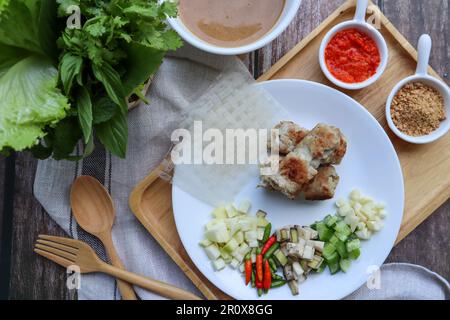 NEM Nuong - mets vietnamiens de saucisses de porc grillées avec du papier de riz et des légumes Banque D'Images