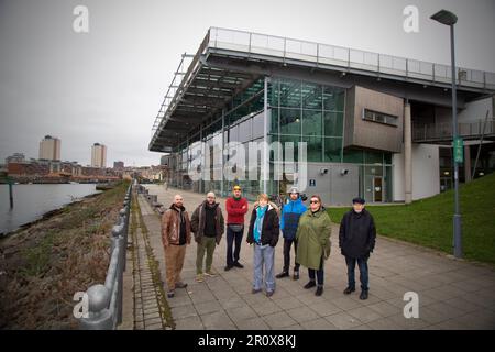 JO Howell (au centre) photographié à l'extérieur du Centre national du verre avec d'autres partisans de sauver le Centre national du verre à St Peter's à Sunderla Banque D'Images