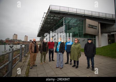 JO Howell (au centre) photographié à l'extérieur du Centre national du verre avec d'autres partisans de sauver le Centre national du verre à St Peter's à Sunderla Banque D'Images